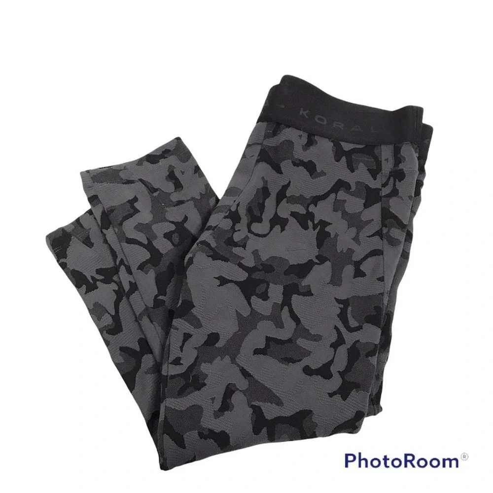 Koral men’s camo print cropped leggings in lead camo